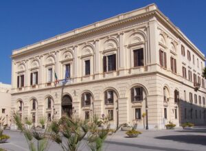 Bandiera a mezz’asta in segno di cordoglio per Martina Carbonaro.