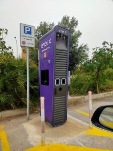 Istallati 12 nuovi punti di ricarica per veicoli elettrici
